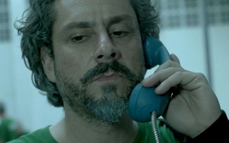 José Alfredo (Alexandre Nero) fala no telefone em cena de Império