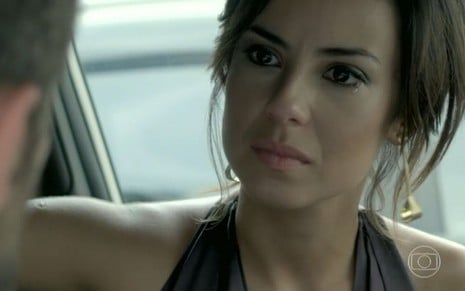 Maria Clara (Andréia Horta) chora dentro de carro em cena de Império