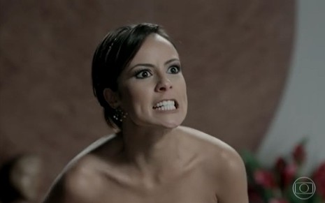 Maria Clara (Andréia Horta) está vestida de noiva, com raiva e mostra os dentes durante discussão em cena de Império