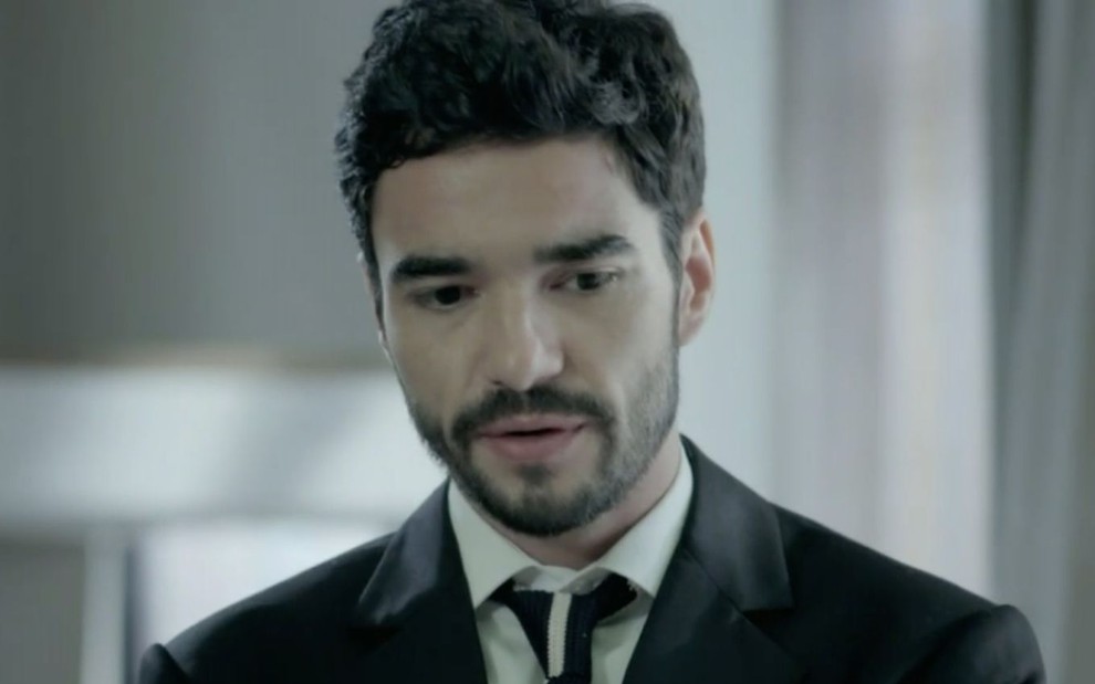 O ator José Pedro disfarça como o personagem José Pedro em cena da novela das nove da Globo Império