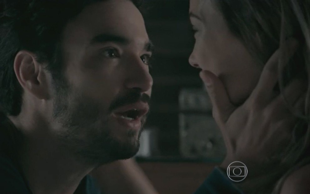José Pedro (Caio Blat) está com as mãos no rosto de Amanda (Adriana Briolli) em cena de Império