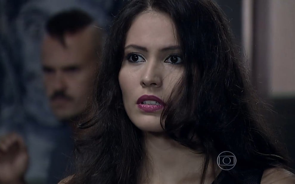 Ana Carolina Dias grava descabelada, maquiada e com expressão séria como Carmen de Império, reprise da Globo