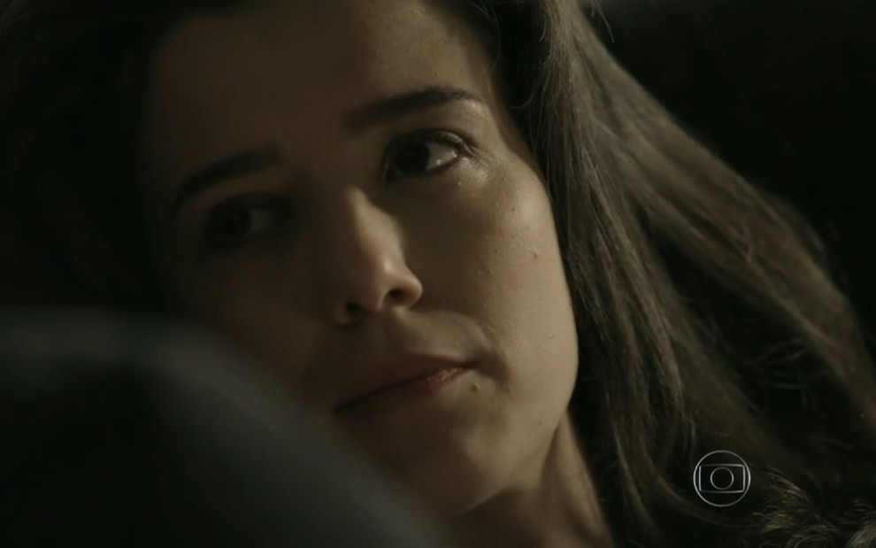 Marjorie Estiano grava deitada e pensativa como Cora de Império, antagonista da reprise da Globo