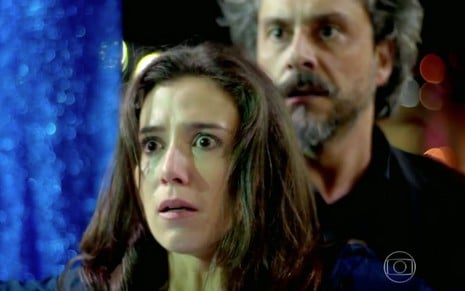 Marjorie Estiano e Alexandre Nero em cena de Império: na frente de ator, atriz está caracterizada como Cora e o olha com terror para alguém fora do quadro