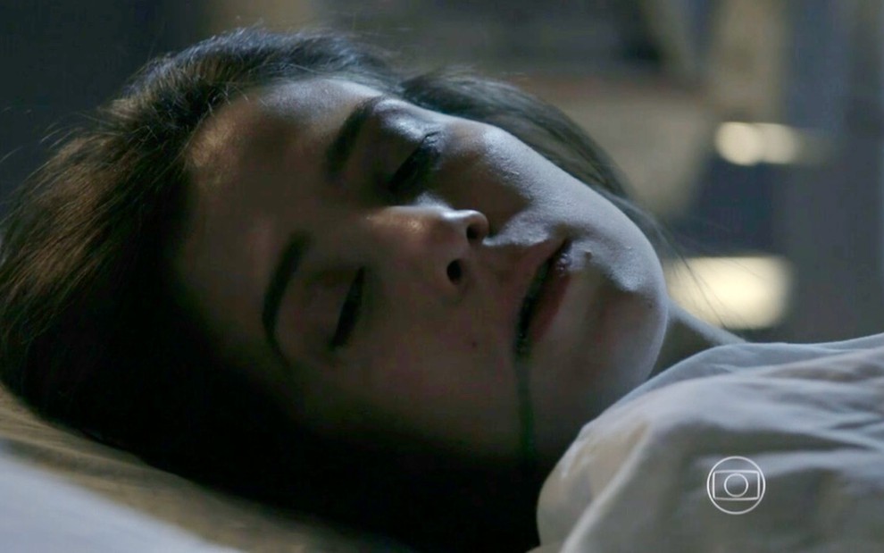 A atriz Marjorie Estiano grava cena de Império inerte em leito de hospital com um líquido escorrendo de sua boca