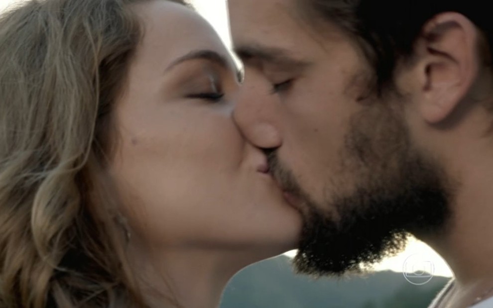 Leandra Leal e Rafael Cardoso gravam cena de beijo como Cristina e Vicente de Império, novela das nove da Globo