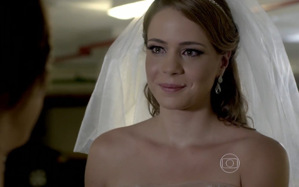 Leandra Leal grava vestida de noiva, com véu na cabeça e expressão de choro como Cristina de Império