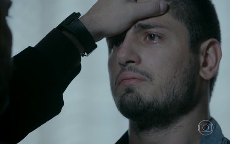 João Lucas (Daniel Rocha) chora; a mão de José Alfredo (Alexandre Nero) está na cabeça do filho em cena de Império