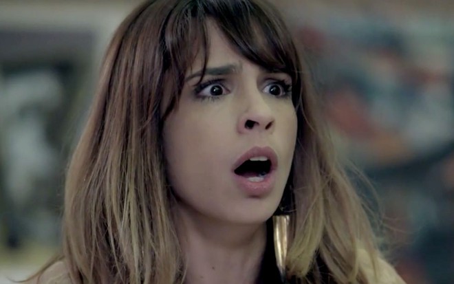 Maria Ribeiro em cena de Império: caracterizada como Danielle, atriz olha surpresa para alguém fora do quadro