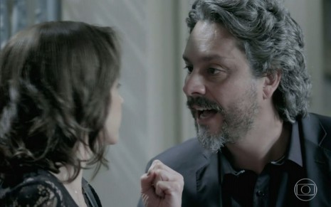 Os personagens Cora (Drica Moraes, à esquerda) e José Alfredo (Alexandre Nero) se enfrentam em cena da novela das nove Império, da Globo