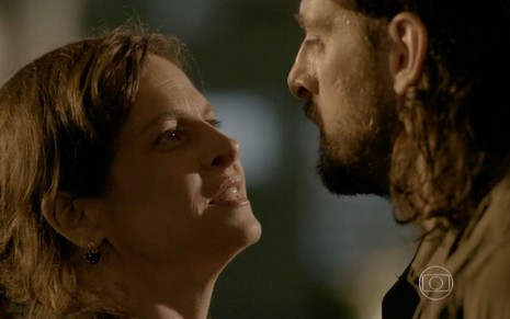 Cora (Drica Moraes) fala com o rosto próximo ao de Jairo (Julio Machado) em cena noturna da novela Império