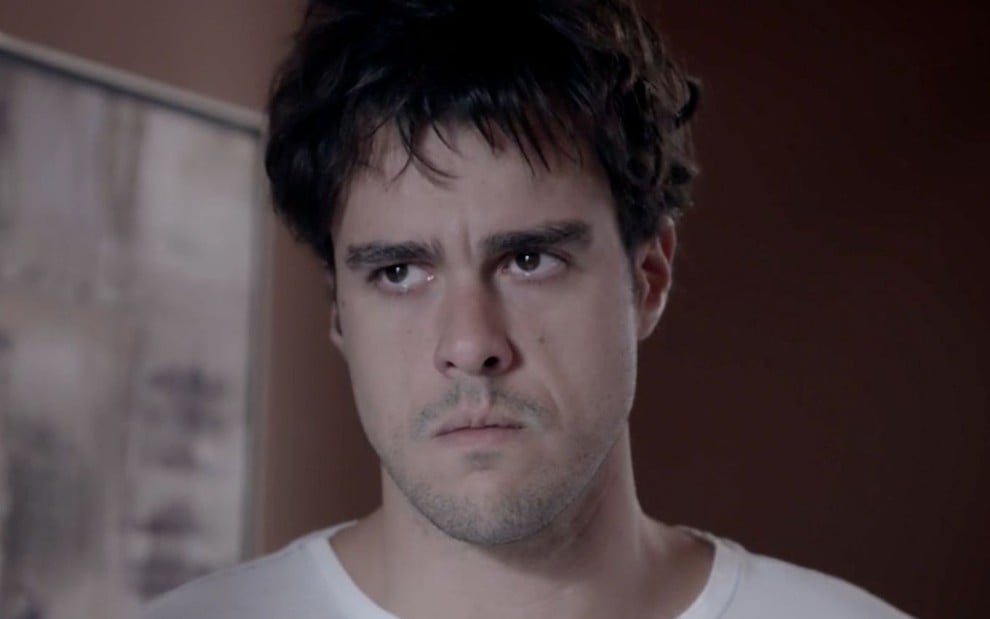Joaquim Lopes em cena de Império: ator está caracterizado como Enrico, com cabelo desgrenhado e camiseta branca