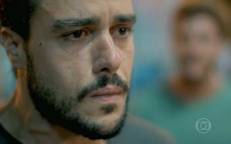 Joaquim Lopes grava com expressão de dor e sofrimento como Enrico de Império, reprise da Globo