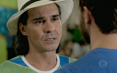 André Gonçalves grava com chapéu de palha e camiseta de escola de samba como Etevaldo de Império
