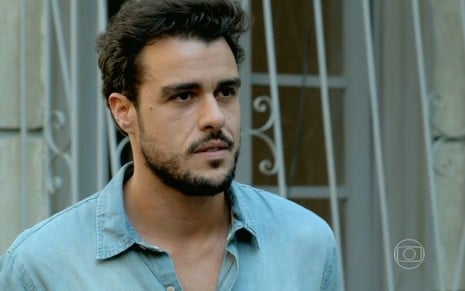 Joaquim Lopes grava com camisa azul, cabelo espetado e barba como Enrico de Império, reprise da Globo