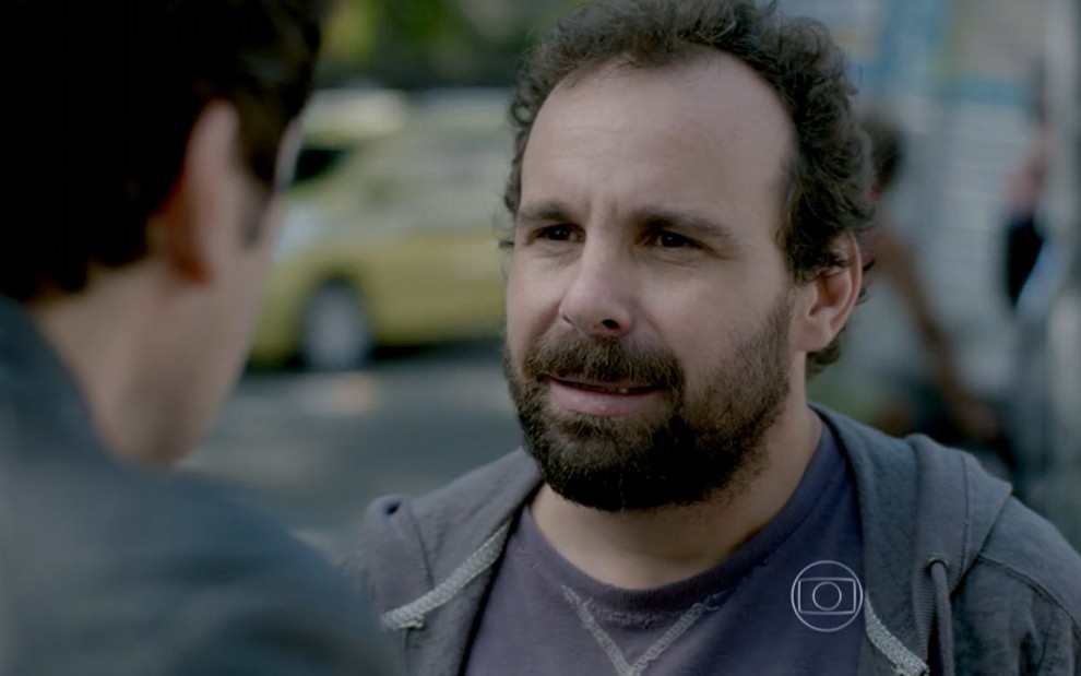 Jonas Torres grava com camisa azul, casaco cinza e barba como Ismael de Império, reprise da Globo