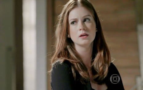 A atriz Marina Ruy Barbosa olha para o lado e faz cara de irritação em cena da novela Império