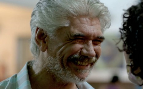 O personagem Manoel (Jackson Antunes) sorri em cena da novela das nove da Globo, Império