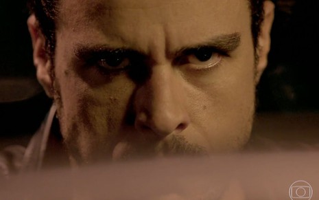Enrico (Joaquim Lopes) com olhar de nervoso em cena de Império