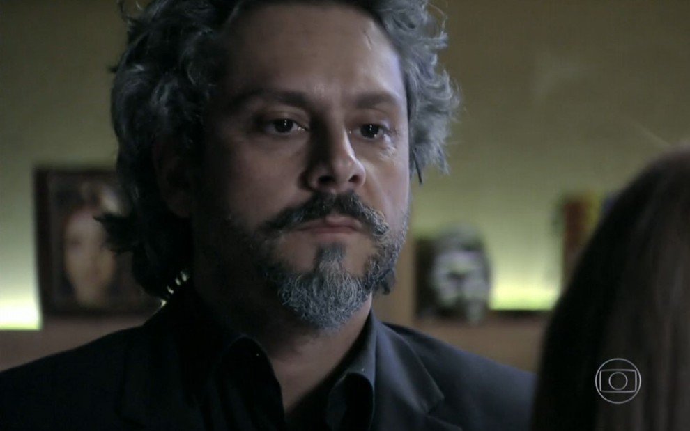 Alexandre Nero grava com terno preto, expressão séria como José Alfredo de Império, reprise da Globo
