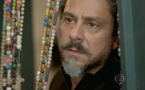 Alexandre Nero grava com barba grisalha, roupas pretas e cara de baque como José Alfredo de Império