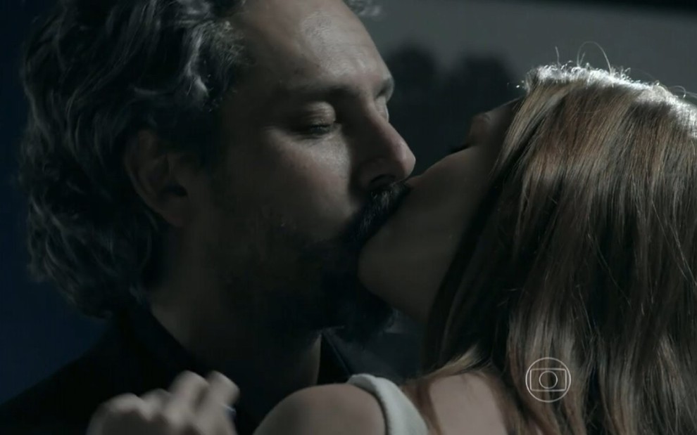 Alexandra Nero grava aos beijos com Marina Ruy Barbosa, como José Alfredo e Maria Isis de Império