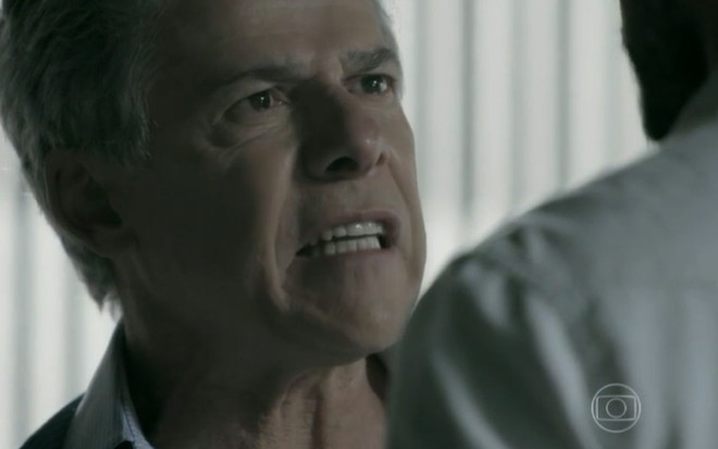 Cláudio (José Mayer) está alterado em quarto de hotel de Enrico (Joaquim Lopes) em cena de discussão dos dois em Império