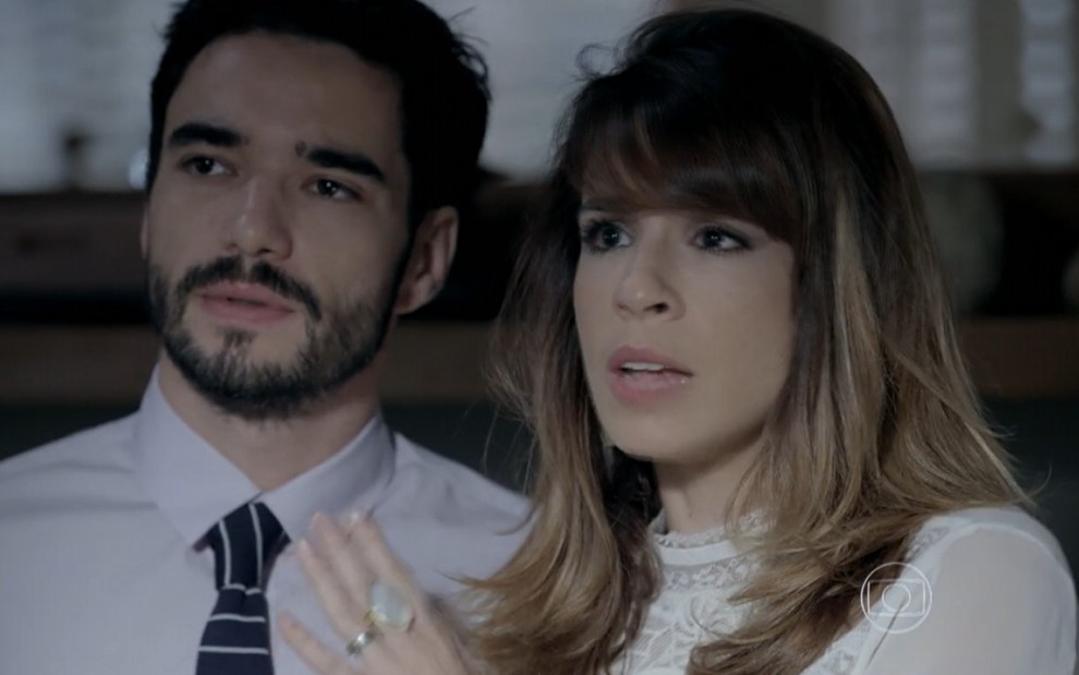 Caio Blat grava com camisa e gravata ao lado de Maria Ribeiro, com expressão de susto, como José Pedro e Danielle de Império