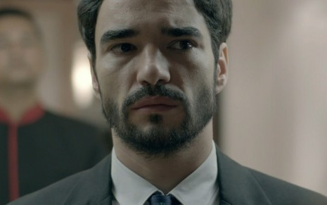 Caio Blat grava com terno, barba e expressão séria como José Pedro de Império, reprise da Globo