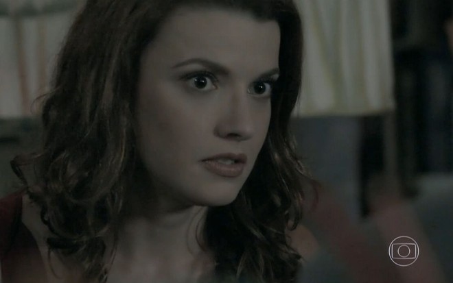 Helena (Júlia Fajardo) com expressão séria em close fechado em cena de Império