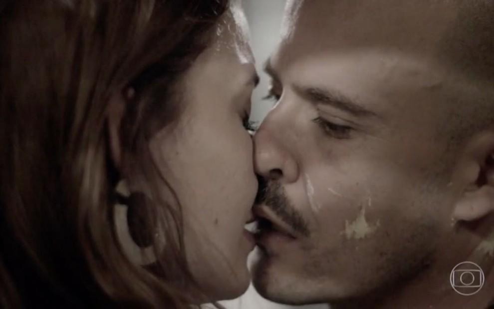 Os atores Júlia Fajardo (à esquerda) e Paulo Vilhena (à direita) caracterizados como os personagens Helena e Salvador se beijam em cena da novela Império, da Globo