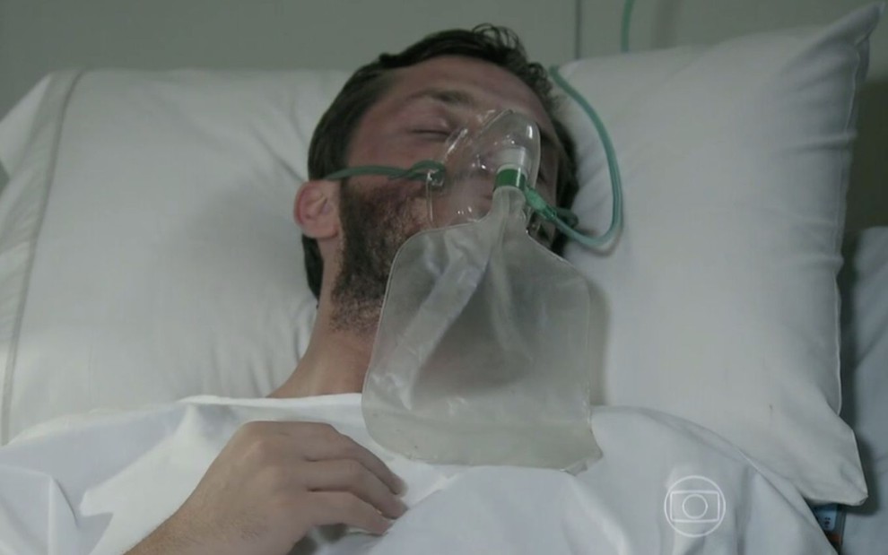 O personagem Leonardo (Klebber Toledo) recebe oxigênio deitado em uma cama hospitalar em cena de Império, da Globo
