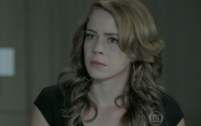 Cristina (Leandra Leal) tem expressão de surpresa durante reunião na presidência em cena de Império