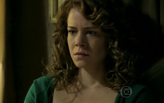 Cristina (Leandra Leal) de blusa verde com cara de emburrada em cena de Império