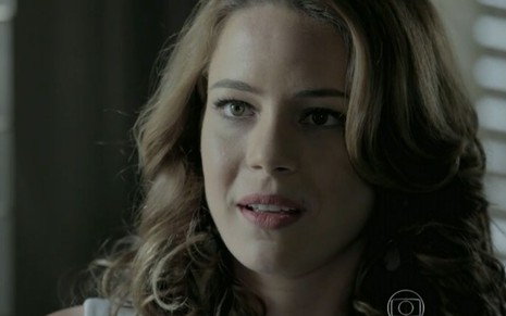 Cristina (Leandra Leal)  está em pé na sala de Maria Clara (Andréia Horta) na Império, ela demonstra surpresa em seu rosto