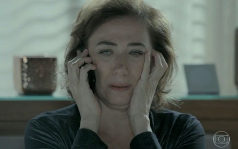 Maria Marta (Lilia Cabral) fala ao celular e chora em cena de Império