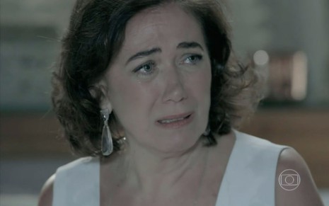 A atriz Lilia Cabral, caracterizada como a personagem Maria Marta, chora em cena da novela das nove Império, da Globo