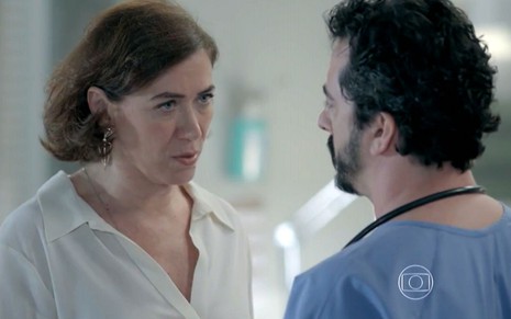 Maria Marta (Lilia Cabral) diante de um homem vestido de médico em cena de Império