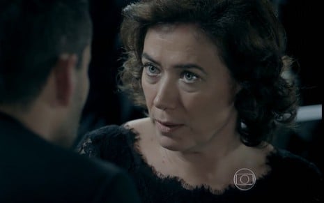 Maria Marta (Lilia Cabral) olha fixamente para Maurílio (Carmo Dalla Vecchia) em cena de Império