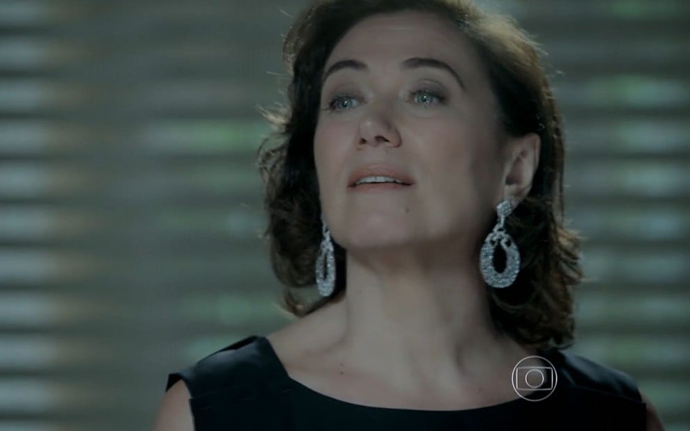 Maria Marta (Lilia Cabral) com olhar altivo em cena da novela Império