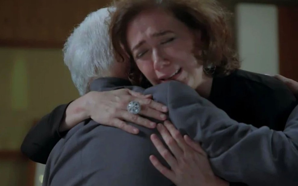 Maria Marta (Lilia Cabral) chora abraçada a Silviano (Othon Bastos) na mansão dos Medeiros em cena de Império