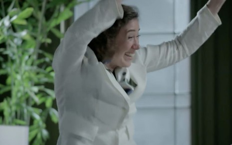 A personagem Maria Marta (Lilia Cabral) dança de felicidade em cena da novela das nove da Globo Império
