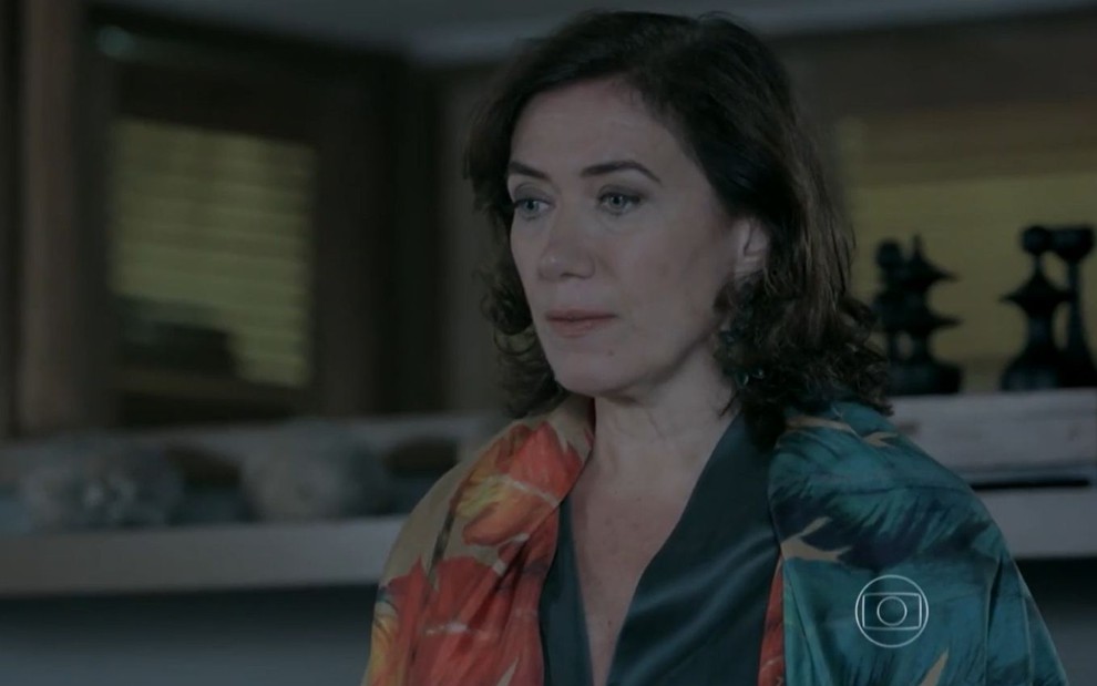 Lilia Cabral grava cena com expressão séria e brava, como Maria Marta em Império, da Globo