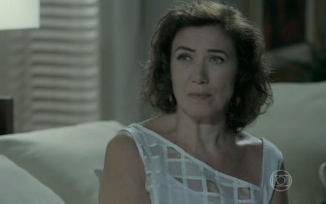 Lilia Cabral grava cena com expressão tensa, como Maria Marta em Império, da Globo