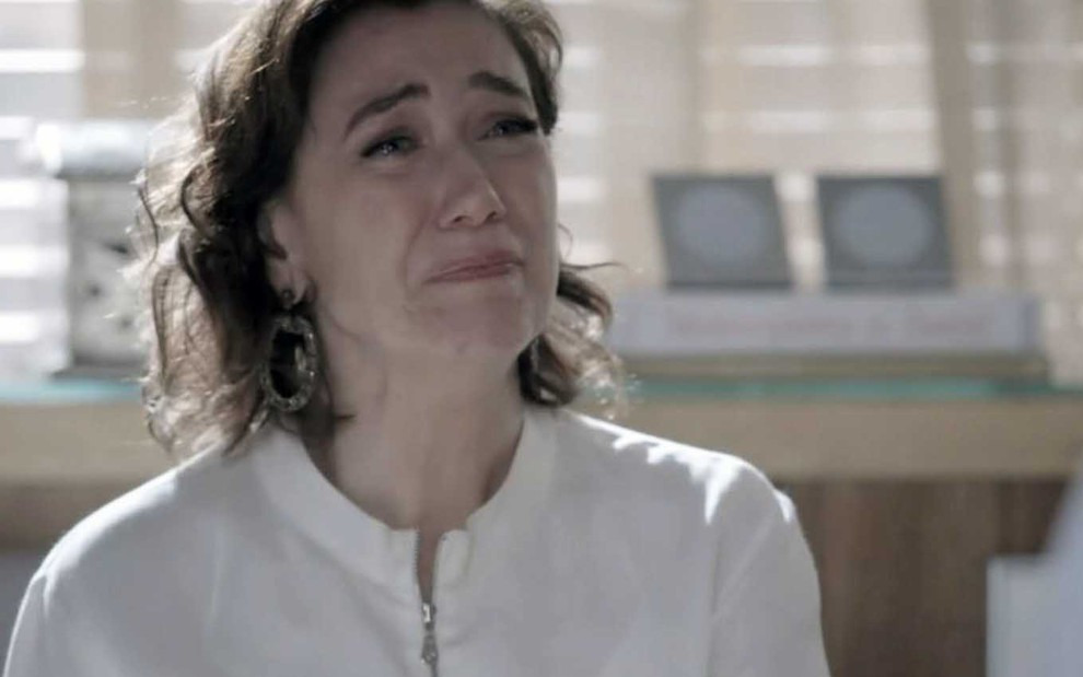 A atriz Lilia Cabral caracterizada Maria Marta está em um quarto, com expressão de choro, em cena de Império