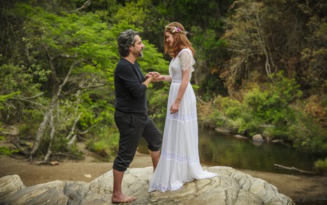 José Alfredo (Alexandre Nero) e Maria Isis (Marina Ruy Barbosa) se casam em meio à natureza na novela Império