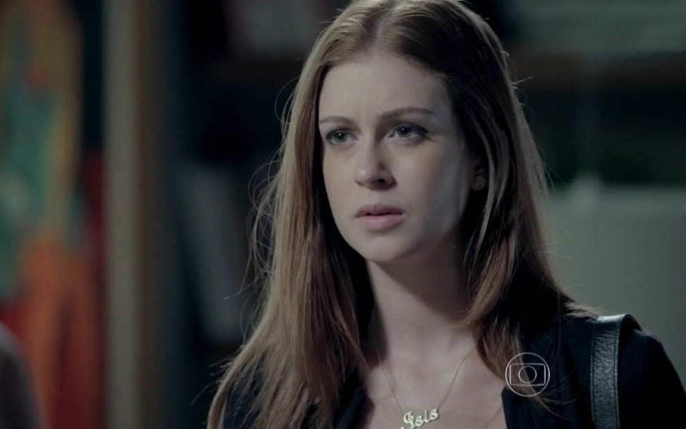 Marina Ruy Barbosa grava vestida de preto, com cabelo solto e expressão séria como Maria Isis de Império