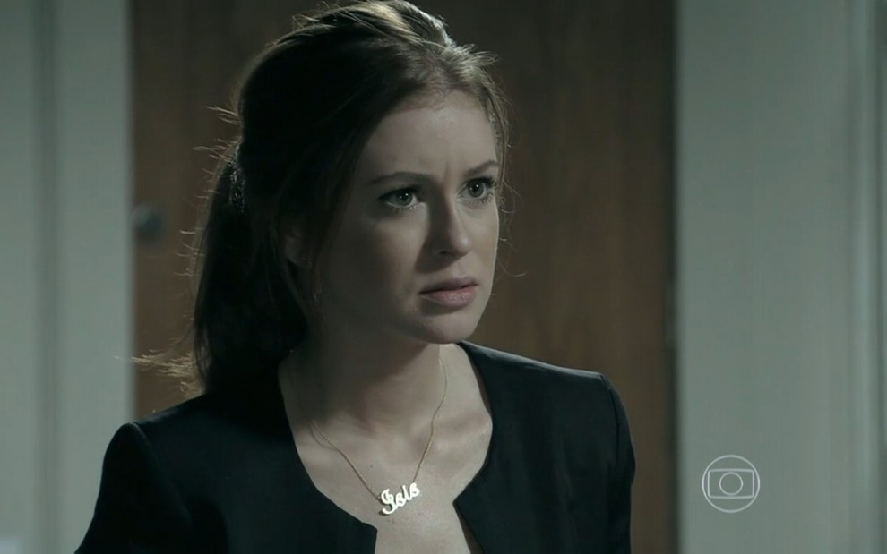 A atriz Marina Ruy Barbosa, com o cabelo preso e roupa preta, em cena como Maria Isis em Império