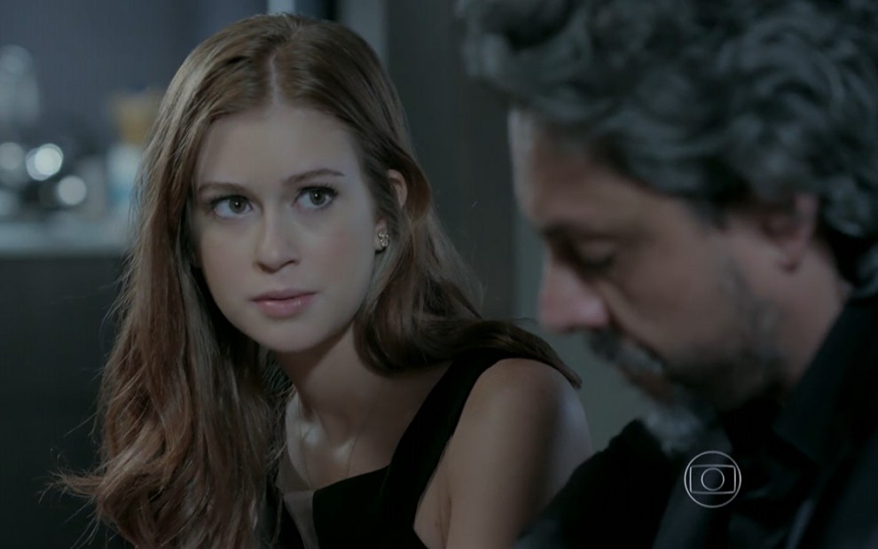 Marina Ruy Barbosa grava vestindo preto, com cabelo solto e expressão séria como Maria Isis de Império, reprise da Globo
