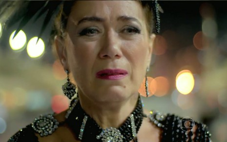 Lilia Cabral grava com fantasia de Carnaval, maquiada, e expressão de choro como Maria Marta de Império